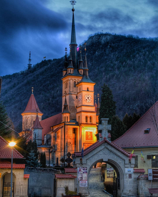 Cantacuzino Castle із серіалу Wednesday в турі…